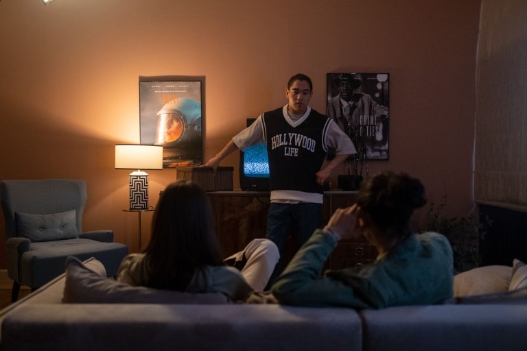 Найстрашніші 5 фільмів жахів на Netflix, від яких ви не зможете заснути (трейлери) друзі дивляться фільм жахів